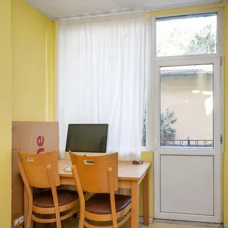 Sofia's 1bd Colourful Getaway Near Ndk By Flat Mаnager 索菲亞