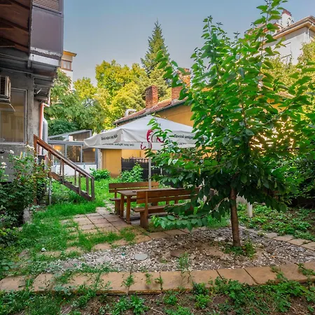 Sofia's 1bd Colourful Getaway Near Ndk By Flat Mаnager 索菲亞