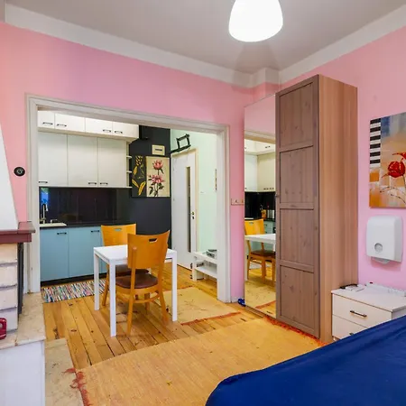 Apartament Sofia's 1bd Colourful Getaway Near Ndk