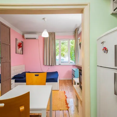 Apartment Sofia's 1bd Colourful Getaway Near Ndk