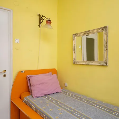 Sofia's 1bd Colourful Getaway Near Ndk