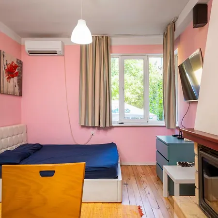 Sofia's 1bd Colourful Getaway Near Ndk Apartment
